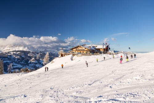 Ski areál: St. Johann – Alpendorf - pokud lyžujete na Wagrainu, bez problému přejedete lanovkami na Alpendorf