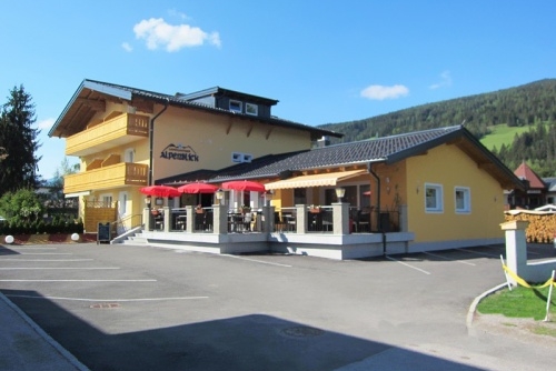 Landgasthof Alpenblick - restaurace se nachází kousek od penzionů, pěšky vám cesta zabere asi 5 minut