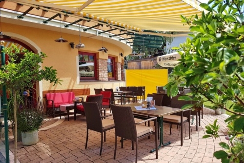 Restaurant Römerkeller - v létě můžete posedět na příjemně kryté zahrádce