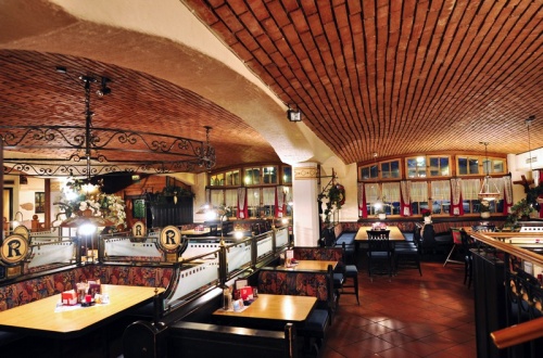 Restaurant Römerkeller - interiér je v tradičním stylu 
