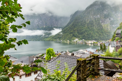 Poznejte kouzlo solných dolů v Salzwelten Hallstatt - Hallstatt je obehnán vysokými kopci