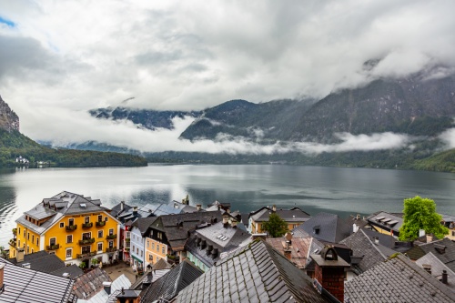 Poznejte kouzlo solných dolů v Salzwelten Hallstatt - Hallstatt je obehnán vysokými kopci