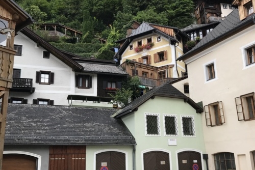 Poznejte kouzlo solných dolů v Salzwelten Hallstatt - místní architektura je opravdu malebná