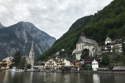 Poznejte kouzlo solných dolů v Salzwelten Hallstatt - pohled na Hallstatt z jezera Hallstättersee