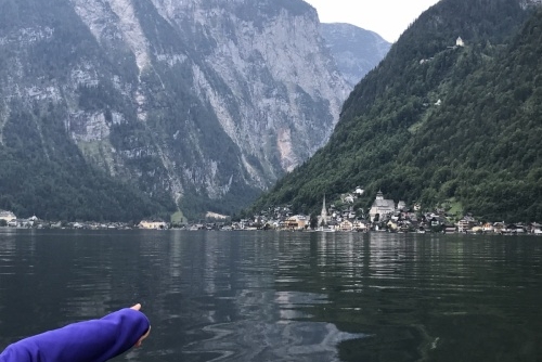 Poznejte kouzlo solných dolů v Salzwelten Hallstatt - pohled na Hallstatt z jezera Hallstättersee