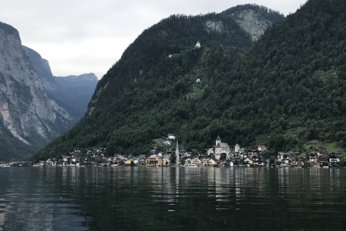 Poznejte kouzlo solných dolů v Salzwelten Hallstatt - pohled na Hallstatt z jezera Hallstättersee