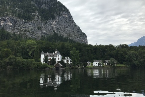 Poznejte kouzlo solných dolů v Salzwelten Hallstatt - na druhém břehu se nachází další krásná vesnička