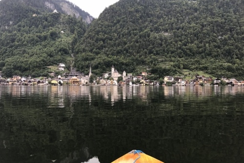 Poznejte kouzlo solných dolů v Salzwelten Hallstatt - pohled na Hallstatt z jezera Hallstättersee