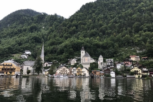 Poznejte kouzlo solných dolů v Salzwelten Hallstatt - pohled na Hallstatt z jezera Hallstättersee