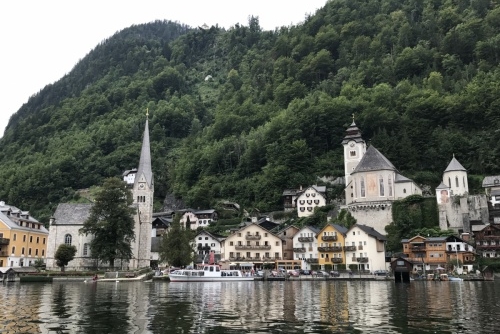 Poznejte kouzlo solných dolů v Salzwelten Hallstatt - pohled na Hallstatt z jezera Hallstättersee