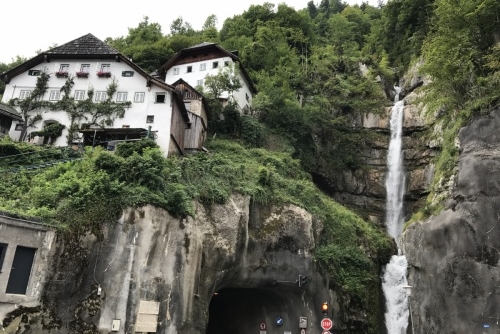 Poznejte kouzlo solných dolů v Salzwelten Hallstatt - tunel vedoucí do městečka Hallstatt