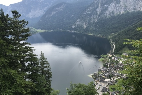 Poznejte kouzlo solných dolů v Salzwelten Hallstatt - výhled na městečko z lanovky