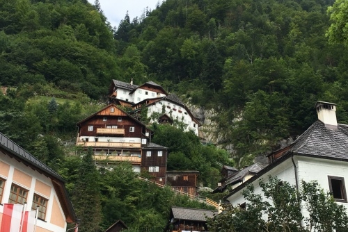 Poznejte kouzlo solných dolů v Salzwelten Hallstatt - domy jsou zde často stavěny do svahu