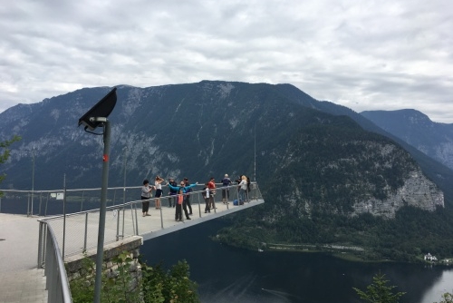 Poznejte kouzlo solných dolů v Salzwelten Hallstatt - vyhlídková terasa, z které je nádherný výhled na městečko i jezero