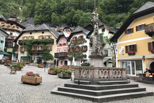 Poznejte kouzlo solných dolů v Salzwelten Hallstatt - náměstí městečka Hallstatt 