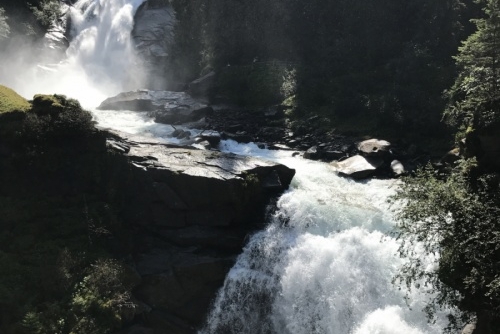 Krimmelské vodopády - stezka vede přímo kolem nádherných vodopádů