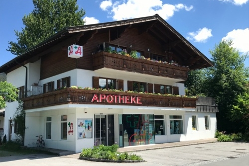 Lékárna TAUERN-APOTHEKE - 	 lékárna se nachází přímo u hlavní silnice v Altenmarktu