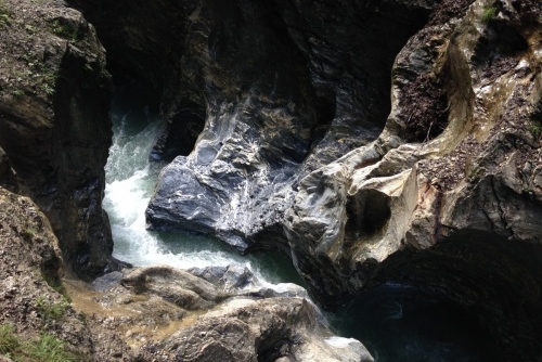 Lichtenštejnská soutěska (Liechtensteinklamm) - voda po staletí vymílá skalní masiv