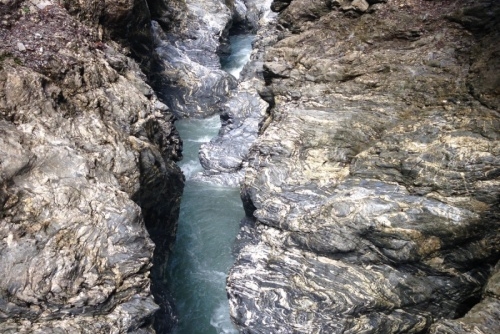Lichtenštejnská soutěska (Liechtensteinklamm) - voda po staletí vymílá skalní masiv