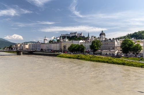 Jak si užít Salcburk a ušetřit se Salzburg Card - nábřeží a pevnost Hohensalzburg