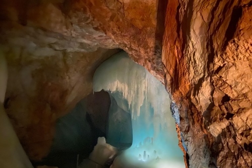 Eisriesenwelt - svět ledových jeskyní ve Werfenu - nahlédnutí do vnitřních prostor největší ledové jeskyně na světě