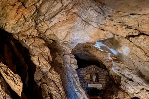 Eisriesenwelt - svět ledových jeskyní ve Werfenu - nahlédnutí do vnitřních prostor největší ledové jeskyně na světě