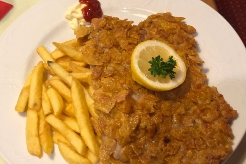 Restaurace Schnitzeleck - telecí řízek obalený cornflakes
