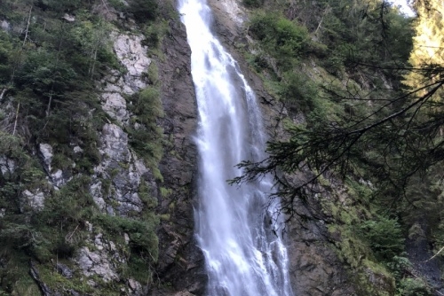 Soutěska Kitzlochklamm - vodopád u vstupu