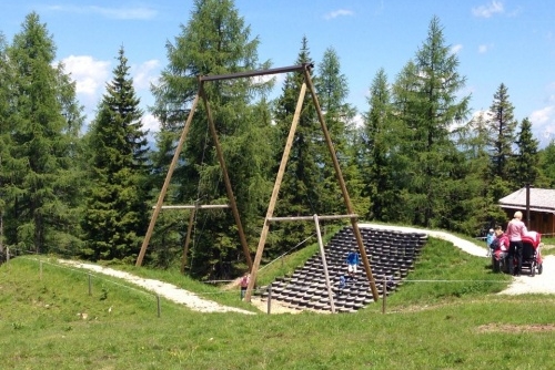 Dobrodružný horský svět v rakouském Wagrain (Wagrain Grafenberg) - obří houpačka je také velice oblíbená, i u dospělých