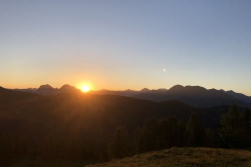 Východ slunce nad Zauchensee - slunce pomalu vychází