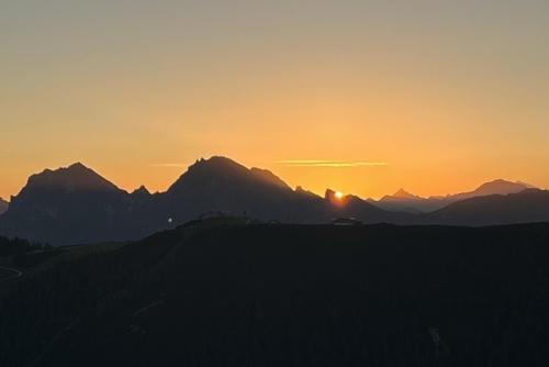 Východ slunce nad Zauchensee - začíná vycházet slunce